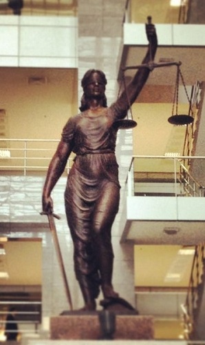 Adalet sarayı heykeli